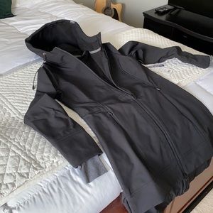 Soft shell jacket - thumbholes long sleeve jacket. Mondetta.